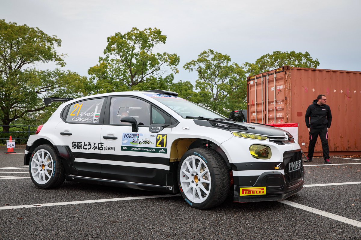 officialWRC_JP's tweet image. 🇯🇵#WRC2024ラリージャパン 

「何ぃ！予想外の角度からだとぉ！」

各方面で話題を呼んでいるニコライ=グリヤジン選手たちのシトロエン C3⬜️⬛️ 。

チーム員のフローラ姐さん曰く
🗣️「日本の友人たちに喜んでほしいの！見て、ヘルメットも気合い入ってるでしょ⁉︎ たくさん写真とってね！」とのこと。