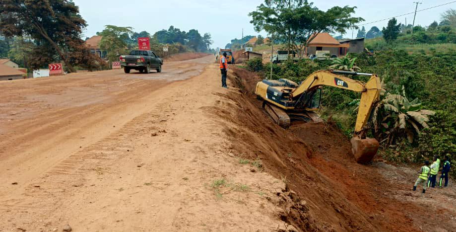 Ladies and gentlemen, Masaka—Mutukula road, full of activity like never before! Rehabilitation works are in motion between Kalisizo and Kyotera.

The project team is committed to ensuring that all sections of the road, from Villa Maria to Mutukula, remain accessible throughout