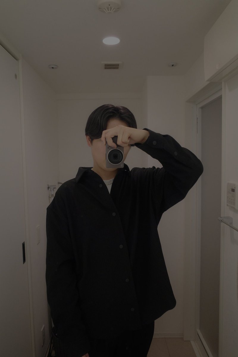 mitsuru_513's tweet photo. インスタで大普及しているカメラ、RICOHのGRシリーズ。

実はこれ、iPhoneのノーマルカメラと編集でそれっぽく再現することができます。

やり方これ⇩

①iPhone純正カメラのポートレートモードでF値を3.0〜5.0の間に設定する（被写体と背景の奥行き次第で細かい数値は調整する）

②iPhoneのアルバム内の写真編集で、露出を下げて調整する

たったこれだけです。

自社アカが複数あるので比較できるけどあまり差は感じないと思う。