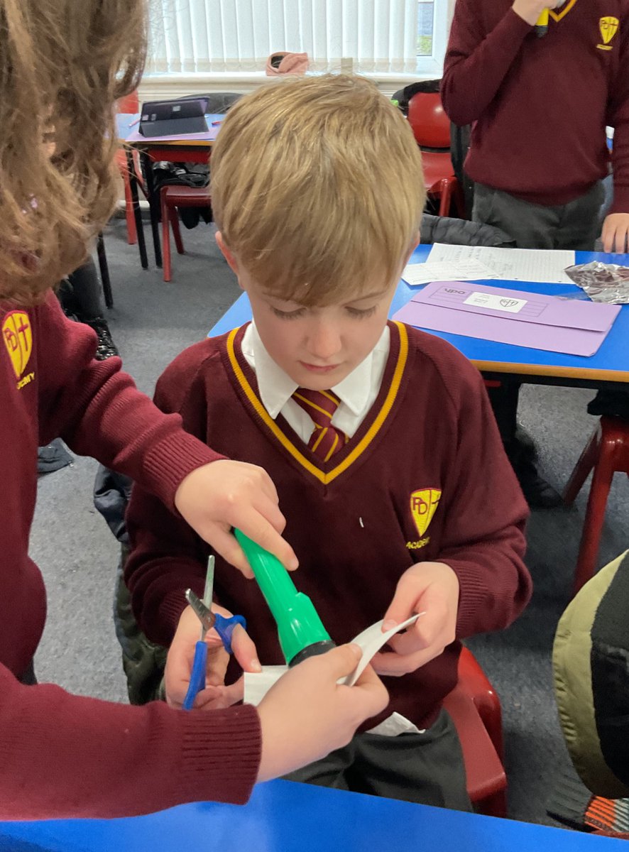 PDA_Y6's tweet image. We prepared and conducted an experiment to find out which materials reflect the most light back onto a light catcher. We recorded our observations and measured the lux on a light meter. #pdascience💡🔦🧑‍🔬