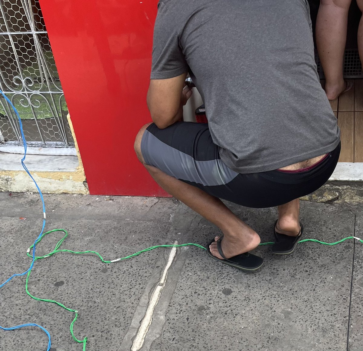 Fico com a pica babando e dura com hétero mostrando o “cofre” rabo peludo 😈🔥