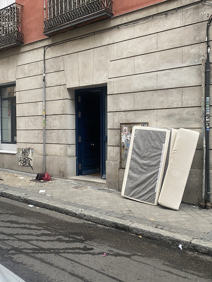 También os digo que, sin haber hecho una inspección a fondo…casi siempre que veo estas imágenes hay un Airbnb al lado, así que igual es más una costumbre belga o una costumbre fondobuitre 😌