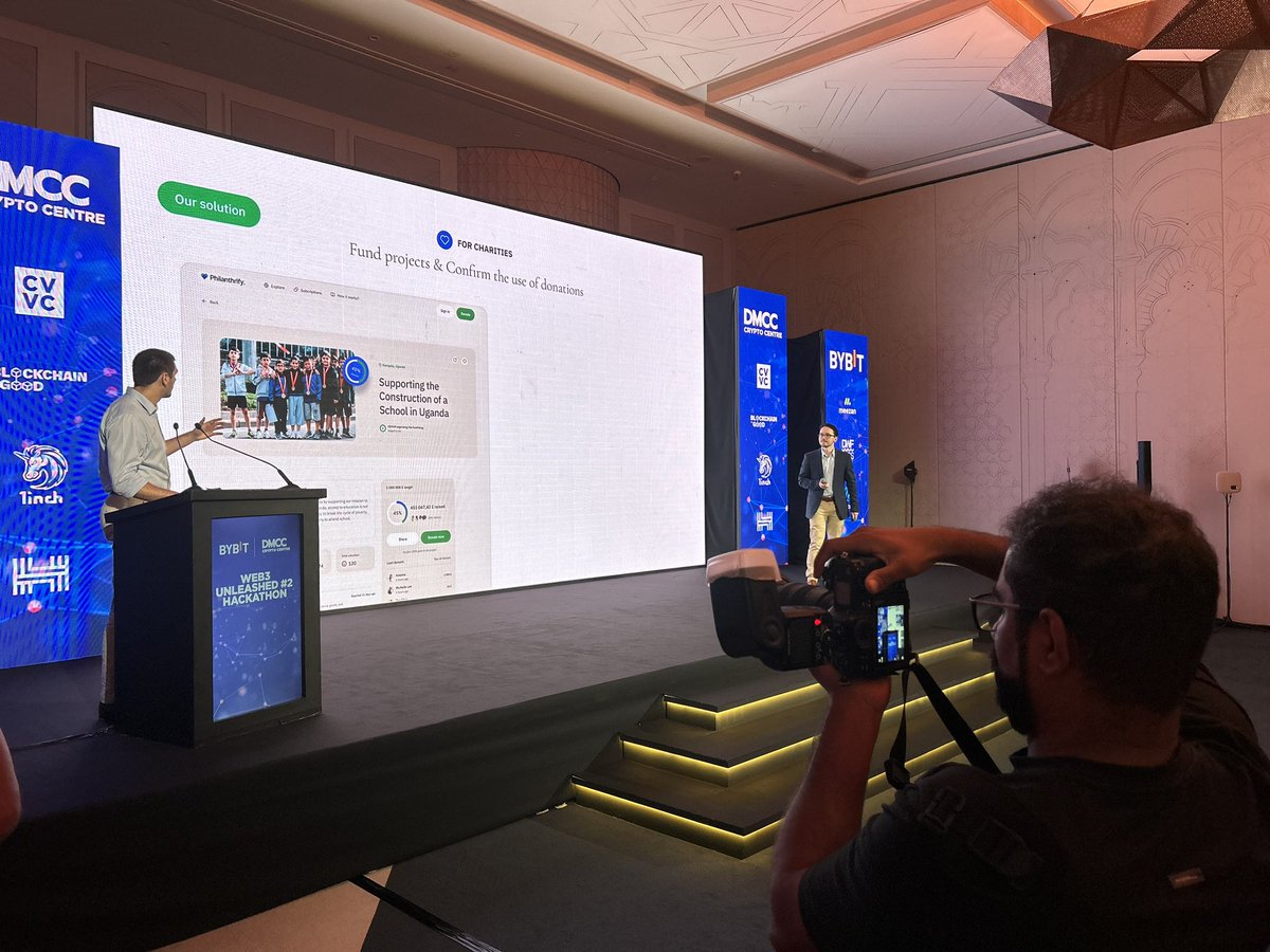 ❤️ #Collabathon2024-er <a href="/TomosRees2/">Tomos Rees (a.k.a RadReesey)</a> and his cofounder <a href="/dutcharran/">Arran Clark</a> wowing the audience by sharing how <a href="/PhilanthrifyApp/">Philanthrify</a> are reestablishing trust in the charity sector through the power of blockchain 📸 👇 

👏 Well done guys!