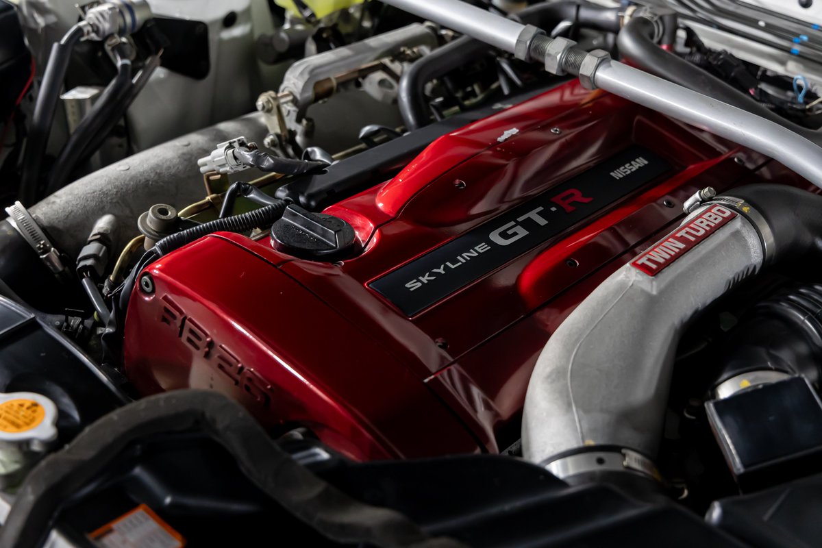 carshopchannel's tweet photo. 今や本当に入手困難となった34GT-R。
今回はオーナー様からの委託販売のご依頼を受けての登場となりました。

状態は本当に自信を持ってオススメできる上、全国最安値に近い価格帯という超お買い得車両！

これを見逃すと次はないかもしれませんよ！？ https://t.co/bQv2G8qhHx