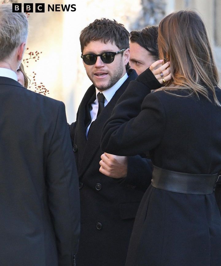 argentinatea's tweet photo. La BBC comparte imágenes de los miembros de One Direction Harry Styles, Zayn Malik, Niall Horan y Louis Tomlinson en el funeral de Liam Payne. https://t.co/fIqjljBPKA