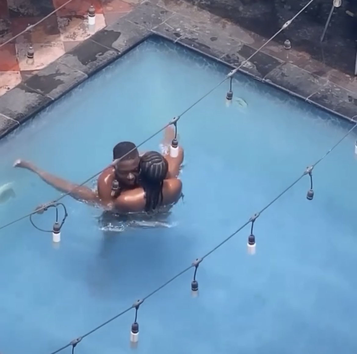 So this is what happens in public swimming pools? 😢

Check Thread 👇