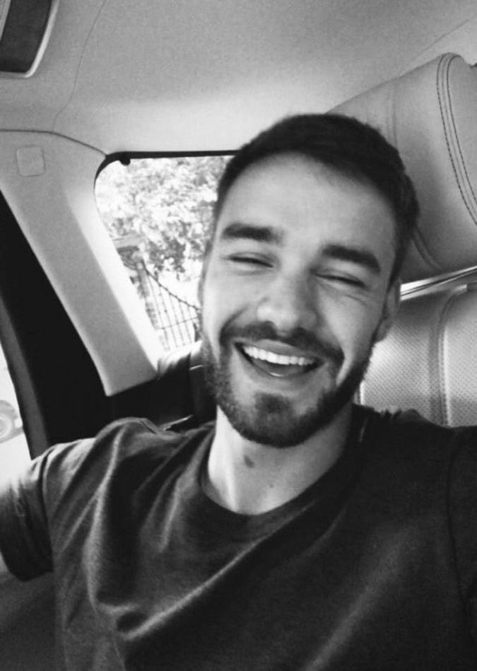 thaliilopes's tweet image. mais uma quarta feira triste e sombria desde que você se foi liam payne, que você tenha o descanso e a paz 🖤🥀
