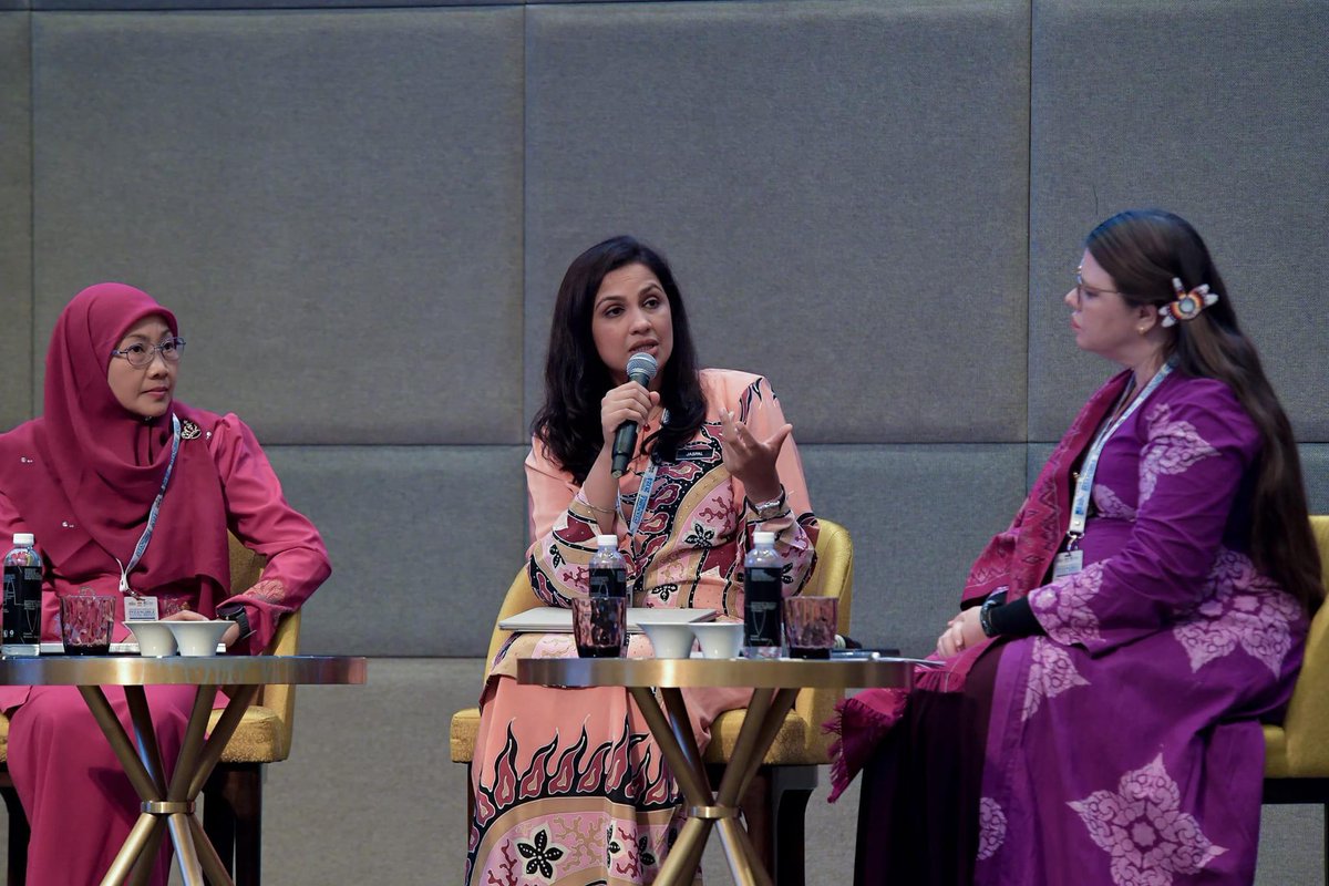 JWNinfo's tweet photo. 20 Nov 2024 | Sekitar Hari Ke-2 Persidangan Antarabangsa Warisan Kebudayaan Tidak Ketara 2024.
Topik:
Amalan dan Kepercayaan dalam Perubatan Tradisional & Perlindungan dan Kelestarian Perubatan Tradisional.
#JWN #MyMOTAC #MySeniBudaya #ICICH #ICICH2024 #patrimoineimmatèriel https://t.co/wbbTUIA9vX