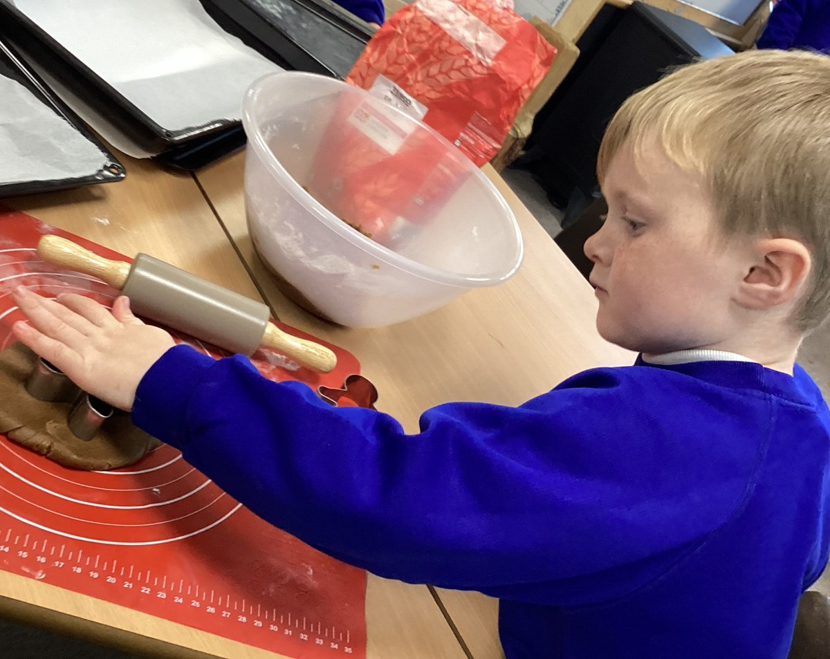 crowanschool's tweet photo. Releath Class have been learning the story of The Gingerbread Man. Not only can they re-tell the story, but they can also use Makaton signs. To enhance their learning, children first designed their own gingerbread men, then made and decorated them. Luckily none ran away!! https://t.co/cUigz7zPNk