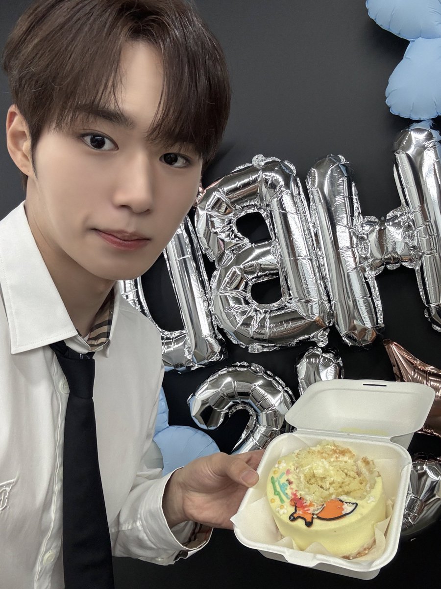 루아이의 사랑을 잔뜩 받을 수 있어서 럭키했던 콩프 준서의 생일🍀 멋짐 가득했던 준서의 사진들과 함께 좋은 밤 보내세요🩵

#위아이 #WEi
#김준서 #KIMJUNSEO