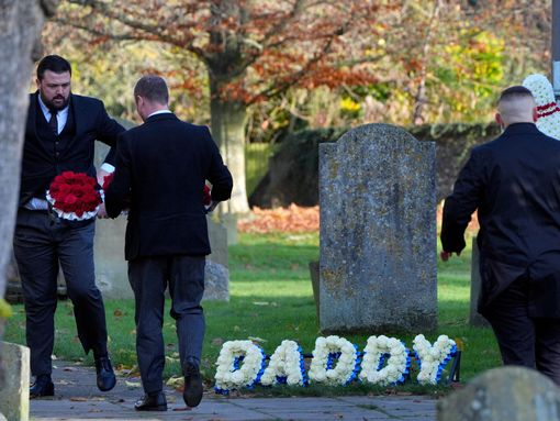 BPINewsOrg's tweet photo. A floral tribute reading ‘Daddy’ was placed outside Liam Payne’s funeral service. 

His coffin was carried into the church after arriving in a horse-drawn hearse. Family and friends gathered to pay their respects. 

#LiamPayne https://t.co/kwU76AlXDg