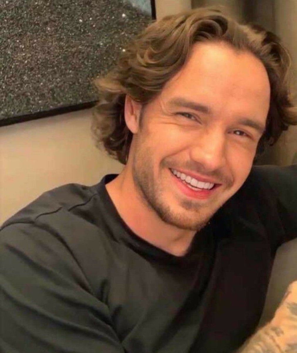 Descanse em paz estrelinha, ver sua partida me quebra em mil pedaços. Obrigada por ter sido a trilha sonora da minha vida e sinto muito por saber que você merecia o mundo, mas o mundo não te merecia. Brilhe e guie meu caminho liam, sem você é difícil seguir a direção #LiamPayne