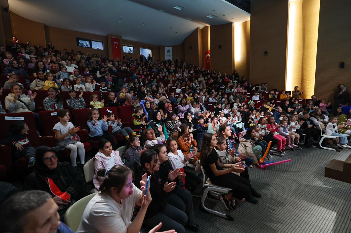 Bugün 20 Kasım Dünya Çocuk Hakları Günü.

Sosyal Gelişim Merkezi’mizde düzenlenen çok anlamlı bir etkinliğe katıldım. Evlatlarımız, dünyanın farklı bölgelerinde zorluklar ve çatışma altında yaşamak zorunda kalan her çocuk için eşit ve adil bir dünya isteklerini dile getirdiler.
