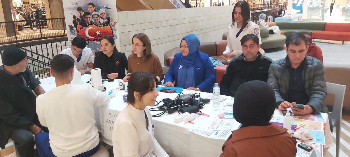 14 Kasım Dünya Diyabet Günü kapsamında Nezihe Öksüz Mesleki ve Teknik Anadolu Lisesi Öğretmen ve öğrencilerimiz Piazza AVM'de stant açarak farkındalık oluşturmak amacıyla tansiyon ve kan şekerleri ölçümü yaptılar.
<a href="/tcmeb/">Millî Eğitim Bakanlığı</a>
<a href="/Yusuf__Tekin/">Yusuf Tekin</a>
<a href="/meb_dhgm/">Destek Hizmetleri Genel Müdürlüğü</a>
<a href="/mebisgb/">İşyeri Sağlık ve Güvenlik Birimi Daire Başkanlığı</a>
<a href="/ozkan_meb/">Özkan AVCI</a>
<a href="/kmarasilmem/">Kahramanmaraş İl Millî Eğitim Müdürlüğü</a>