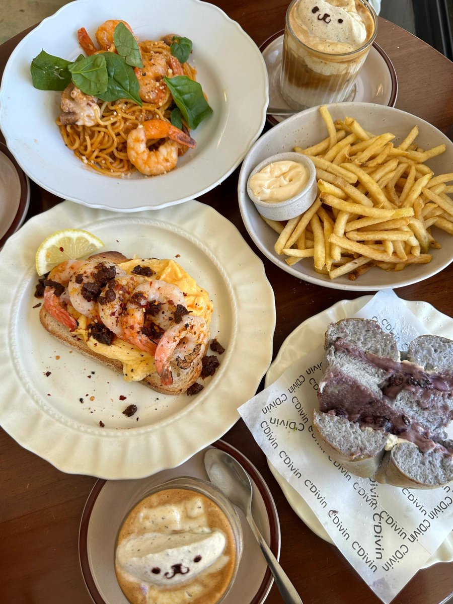 Aydevchard's tweet photo. 美味しい食べ物と可愛い犬です https://t.co/oaKHyh5BUA