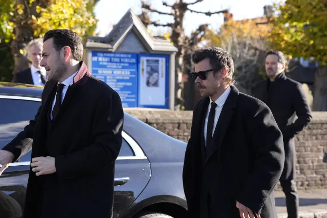 BPINewsOrg's tweet photo. Harry Styles, Zayn Malik, Niall Horan, and Louis Tomlinson reunited alongside Simon Cowell at Liam Payne's funeral. 

This marks their first public reunion since 2015. 

#OneDirection #LiamPayne https://t.co/T6ka7VsYrC