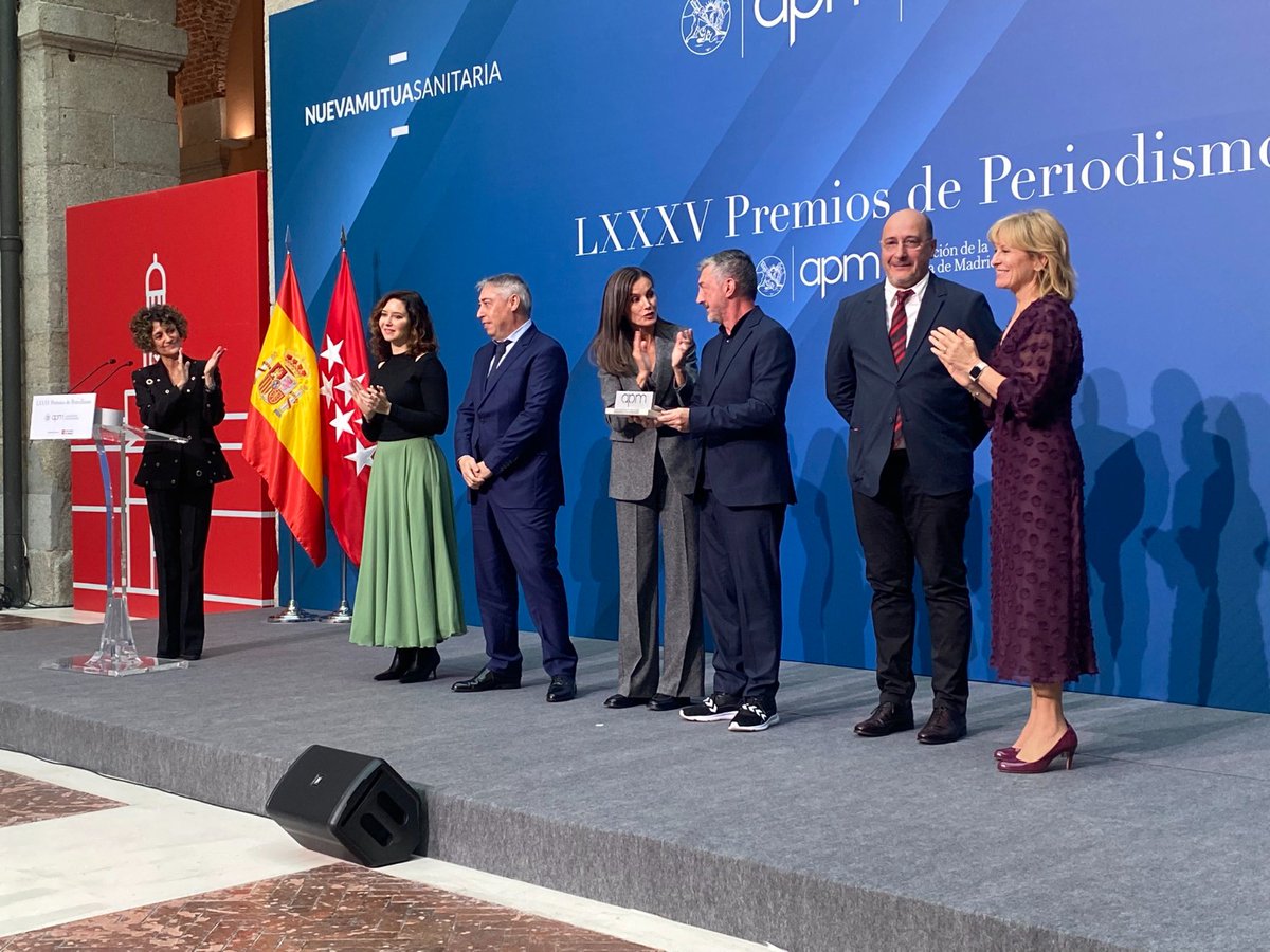 🙏Muchas gracias a la <a href="/aprensamadrid/">APM</a> por la entrega de tan distinguido premio a <a href="/MadridDirecto/">Madrid Directo</a>, formato creado por Ricardo Medina. 

Un honor recibir el premio de la mano de Su Majestad <a href="/CasaReal/">Casa de S.M. el Rey</a>.