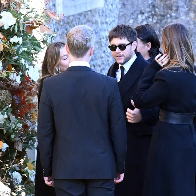 BPINewsOrg's tweet photo. Harry Styles, Zayn Malik, Niall Horan, and Louis Tomlinson reunited alongside Simon Cowell at Liam Payne's funeral. 

This marks their first public reunion since 2015. 

#OneDirection #LiamPayne https://t.co/T6ka7VsYrC