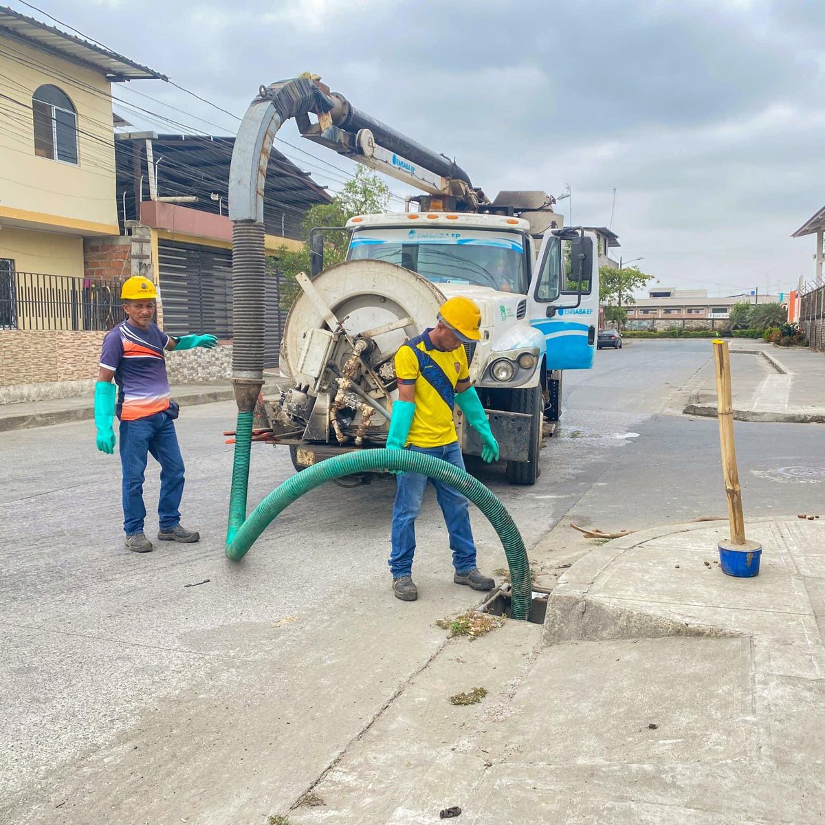 EpEmsaba's tweet photo. 📌 Continúan los trabajos del Plan Integral Preventivo ante la etapa invernal, el cual se ejecuta la limpieza de redes y ductos de drenaje pluvial, trabajos que permitirán la libre operatividad del sistema de aguas lluvias en la ciudad. https://t.co/N39P4av1Hc