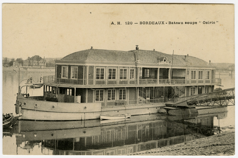 La #photo du mercredi! En 1912,le bateau souple voit le jour quai de la Monnaie grâce au philanthrope Daniel Iffla-Osirise. Il sert gracieusement des soupes et des repas jusqu'en 1940 où les allemands le réquisitionnent. pour @PauillacMaVille <a href="/BDX_Culture/">Bordeaux culture</a> <a href="/gironde/">Gironde</a> 
 <a href="/SOArchives/">SudOuest Archives</a>