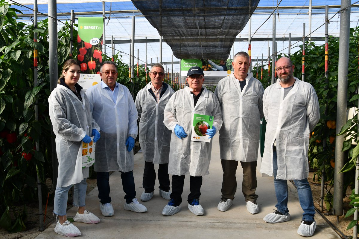 FHALMERIA's tweet image. 📸GALERÍA DE FOTOS 📸
Esta mañana hemos acudido al primero de los tres llamamientos de @HMCLAUSEIBERICA a su finca vitrina de #pimiento 🫑 para conocer #Nesmet, #Ascalon, #Belenus y #Talanis

¡Todavía puedes visitarlos el jueves 21 y el viernes 22! 

🌐 fhalmeria.com/feria-eventos-…