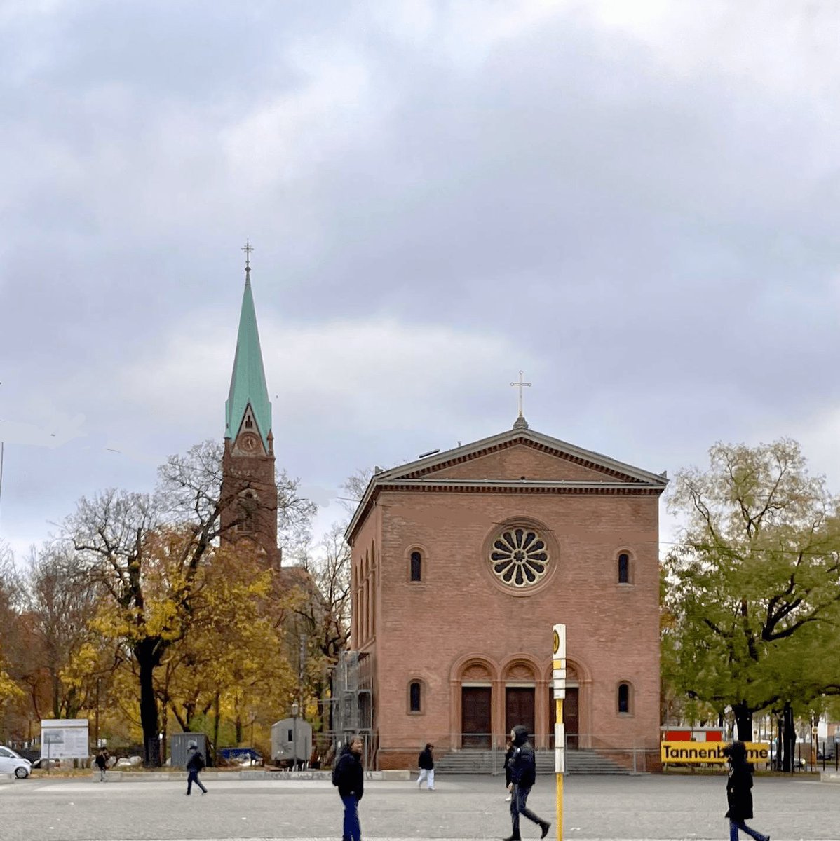 Abgerüstet: Nach Jahren ist die Alte Nazarethkirche am Leopoldplatz wieder ohne Gerüst zu sehen.

Info: nur noch diese Woche bekommt ihr Fotos von uns hier zu sehen. Bald nur noch auf Bluesky, Mastodon &amp; Co.