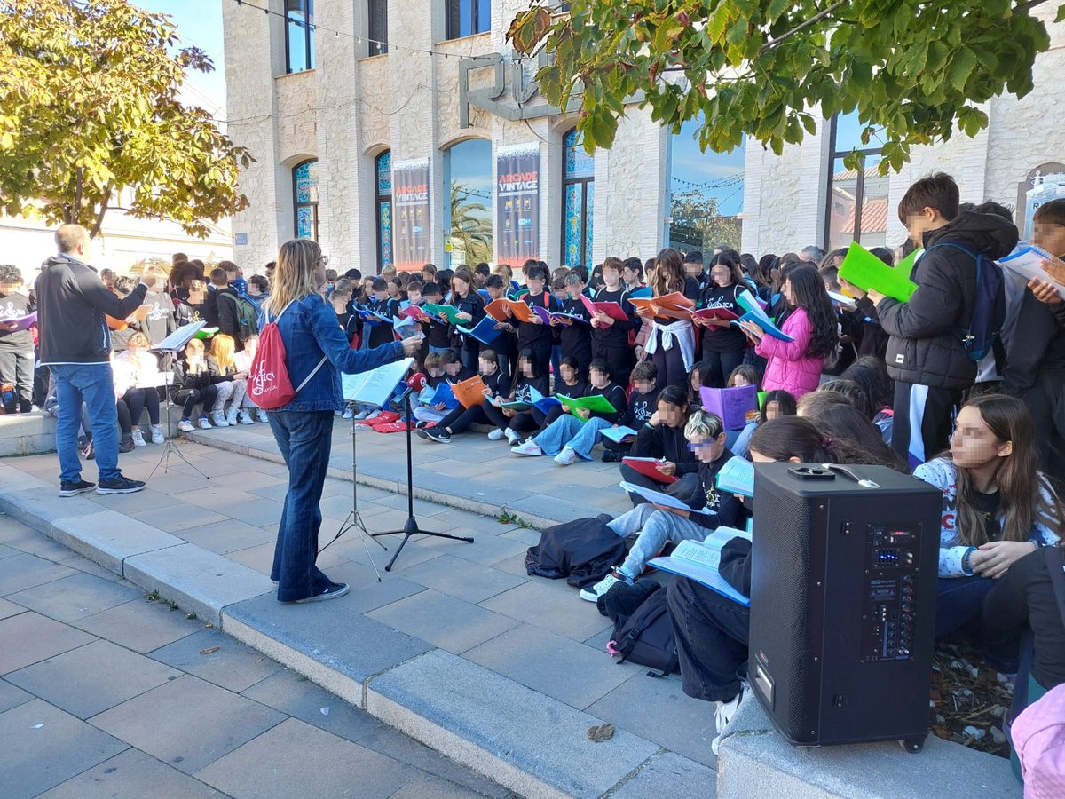 ayuntamientoibi's tweet photo. #IbiEducació ] 👧👨‍🦱Dia Internacional dels Drets de la Infància. Des de la regidoria d'Educació s'ha convidat als centres escolars a llegir els articles que els composen i hem pogut gaudir de les cançons del projecte "La música que ens uneix".

Moltes gràcies per vindre!💖 https://t.co/eo3Sbs1ZO0