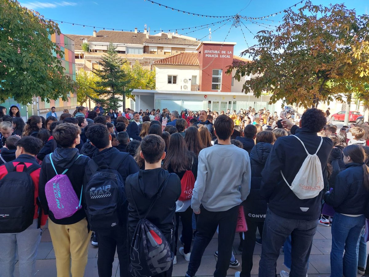 ayuntamientoibi's tweet photo. #IbiEducació ] 👧👨‍🦱Dia Internacional dels Drets de la Infància. Des de la regidoria d'Educació s'ha convidat als centres escolars a llegir els articles que els composen i hem pogut gaudir de les cançons del projecte "La música que ens uneix".

Moltes gràcies per vindre!💖 https://t.co/eo3Sbs1ZO0