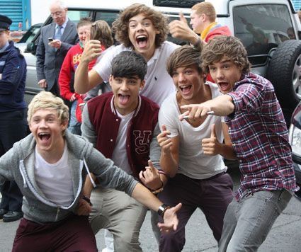 onedfess's tweet photo. [1D] Ga pernah nyangka kalau akan baca headline berita "Liam Payne's Funeral" secepat ini. My hearts aches. Payno, thank you for growing up with us. We are really sorry the world failed you. Sleep tight🤍
To all the boys, stay strong🤍 https://t.co/8VUMu8SqNz
