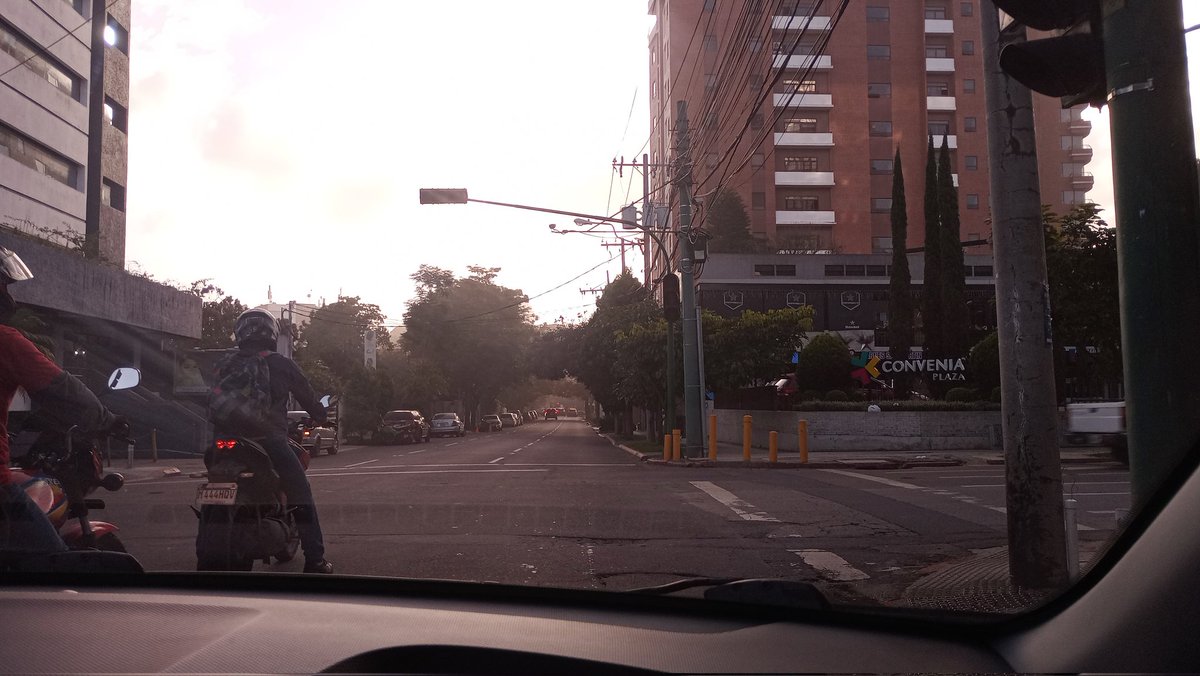 sebascabsch's tweet photo. @muniauxiliarz10 , @amilcarmontejo, @muniguate  Semaforo desconectado/ averiado en 6 avenida y 12 calle zona. Sin presencia de agentes. Trate de reportarlo en el 1551 pero nadie contesta. https://t.co/f3dMhTKPvJ