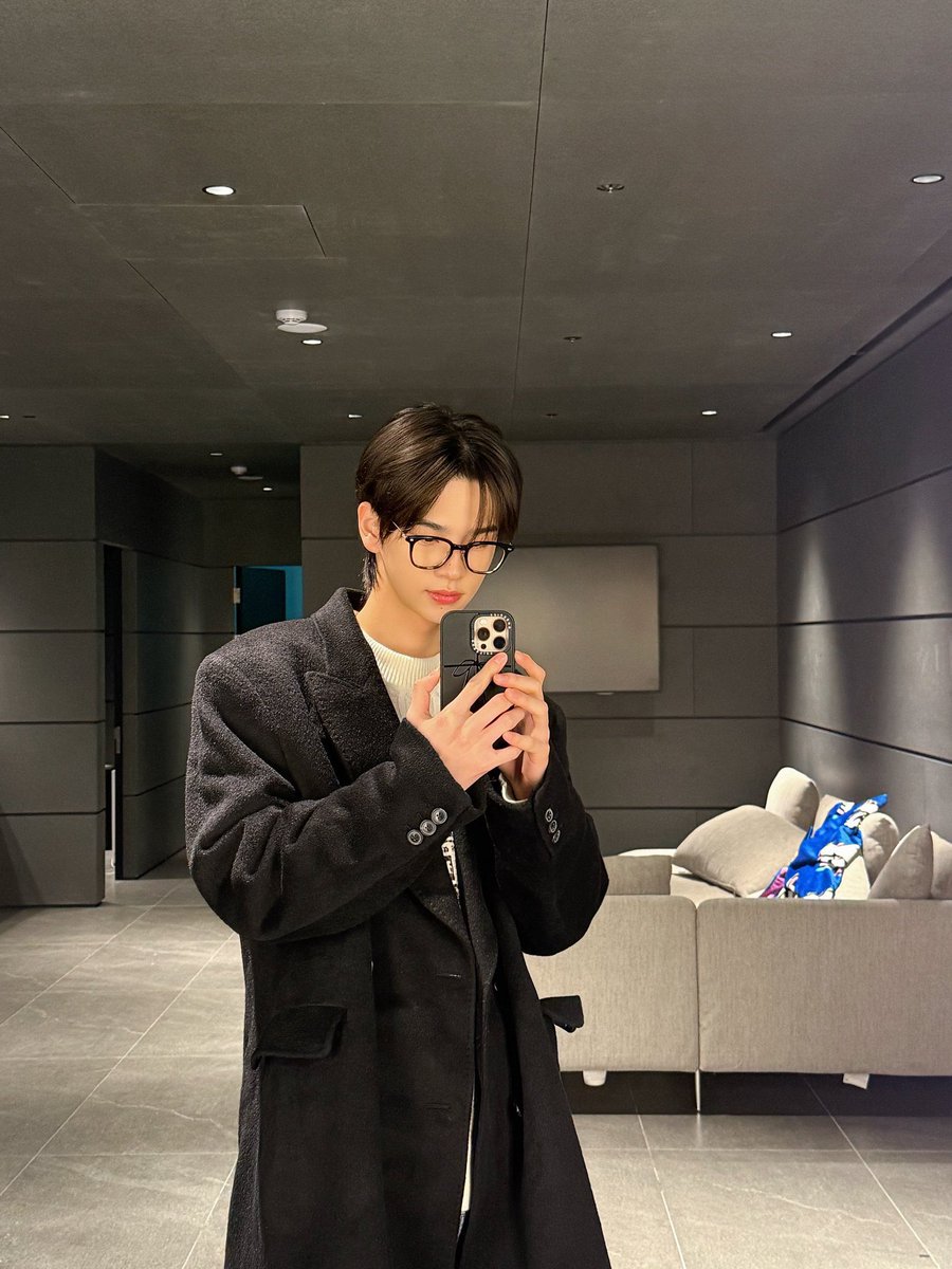 wonshinyu's tweet photo. I SOO SO LOVE MEN IN GLASSES https://t.co/VgsIIybkZF
