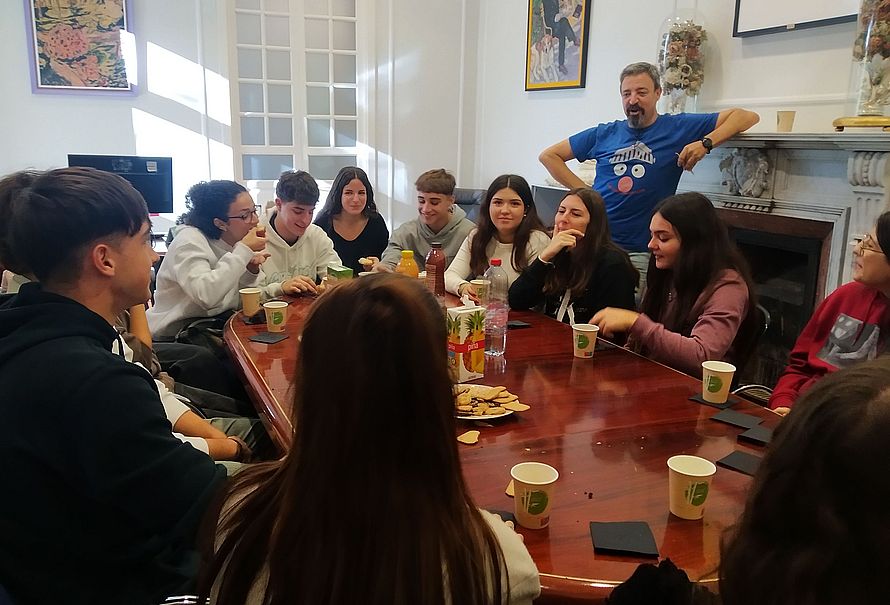 Otra jornada de 4 #caféconciencia con <a href="/IESPlayamar/">IES Playamar</a> Compartiendo con Investigadores de <a href="/InfoUMA/">Universidad de Málaga</a>  Con <a href="/crisurdiales/">Cristina Urdiales</a>, IA y Robótica; <a href="/MoralesSiles/">Antonio J Morales</a> Economía y comportamiento; Juan A. Pérez, evolución de homínidos y Medicina regenerativa con Piedad Valverde y Sofía Latorre <a href="/FDescubre/">Fundación Descubre</a>