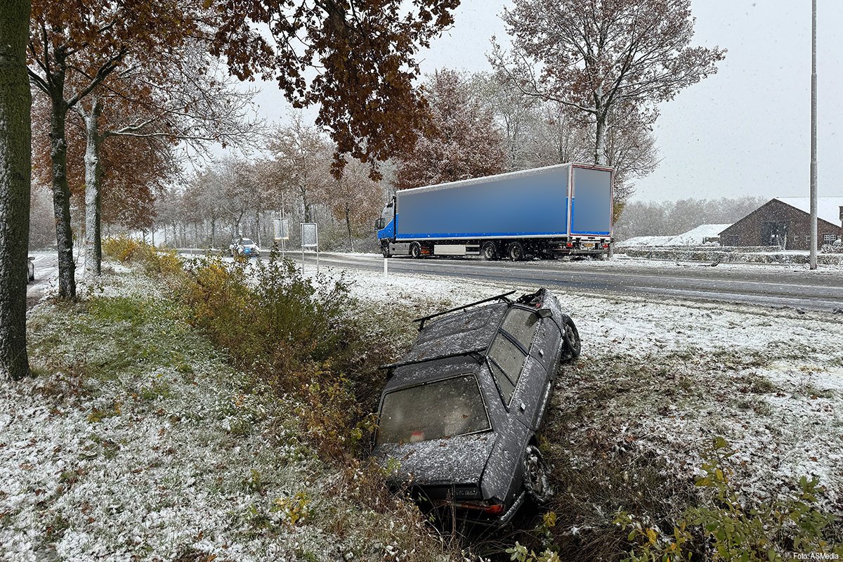 Auto in de sloot na aanrijding met vrachtwagen op N272