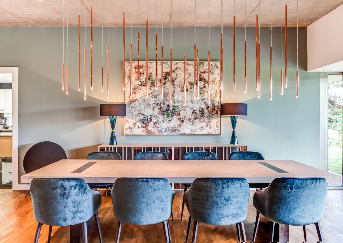 Un comedor que respira modernidad y equilibrio. La unión de madera y hormigón y la presencia de un relajante verde celadón, una combinación ganadora.
Foto <a href="/alfredoezquerra/">Alfredo Ezquerra</a>