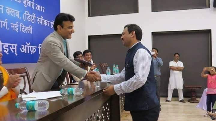 RanaYashwant1's tweet photo. मेरे ज़िला छपरा का नगीना हैं हरेंद्र भाई. भारतीय हॉकी टीम का कोच रहे, अमेरिकी हॉकी टीम के प्रमुख कोच भी.द्रोणाचार्य पुरस्कार विजेता हैं. इन दिनों भारतीय महिला हॉकी इंडिया टीम के कोच है और उस टीम ने आज एशिया चैंपियनशिप का खिताब जीता है.आपको ढेरों बधाई और शुभकामनाएँ हरेंद्र भाई💐💐 https://t.co/eu5kselVQv