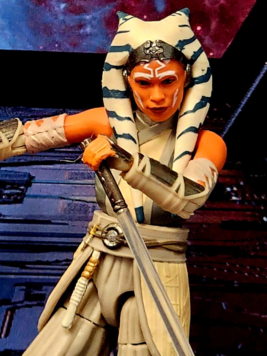 SwChamp's tweet photo. Today's #ActionFigureoftheDay is the @Hasbro #VintageCollection Ahsoka Tano in her white outfit from Peridea. The absence of a cloak with figure is a glaring ommission,  given that Hasbro already has a cloak in the deluxe version, otherwise she's a solid figure. https://t.co/yJ7gx8yANY