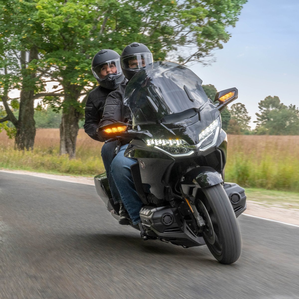 MichelinTyres's tweet photo. Welcome your new road trip partner! 💪
Discover the new MICHELIN Road W GT, your ideal companion for every journey. Enjoy its longevity, grip on wet roads and easy handling! Ready for a long ride?
#MICHELINRoadWGT #MichelinMotorcycle #MichelinRider https://t.co/PvEuK8GKPl