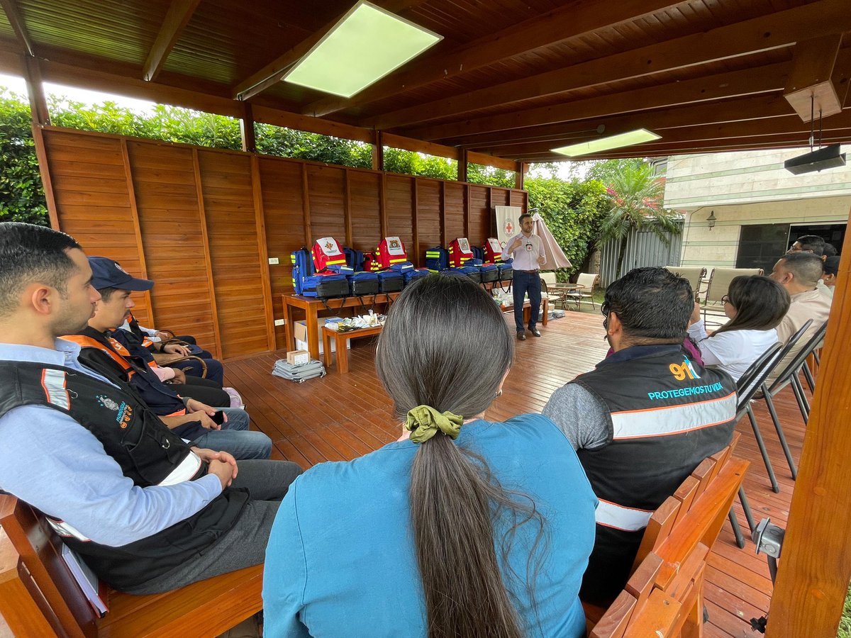Ayer en nuestras oficinas entregamos botiquines pre-hospitalarios a los actores que intervienen en esta área de vital importancia: <a href="/cruzrojahon/">Cruz Roja Hondureña</a> <a href="/CopecoHonduras1/">Secretaría de Gestión de Riesgos y Contingencias</a> <a href="/BomberosHn/">BOMBEROS HONDURAS</a> y 911. Más allá del material, seguimos reforzando las capacidades y la coordinación de esos actores.