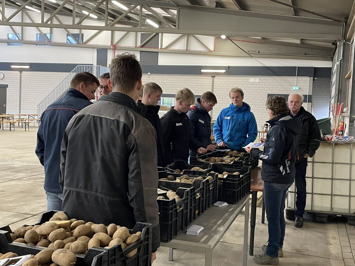 Geert Pinxterhuis (@geertpenco) on Twitter photo Vandaag ‘bodemchallenges’ voor 80 MBO-studenten bij <a href="/Aeres_Dronten/">Aeres Farms</a>. Mooi moment voor ‘t lanceren van de #Bodemscheurkalender 2025 samen met Hedwig Boerrigter (<a href="/DAW_NL/">DAW</a>) en @JanjodeHaan. Meer weten of zelf bestellen? Zie: www.bodemscheurkalender <a href="/boakkerbouw/">BO Akkerbouw</a> <a href="/WUR/">Wageningen U&R</a> #JEENcommunicatie Vandaag ‘bodemchallenges’ voor 80 MBO-studenten bij <a href="/Aeres_Dronten/">Aeres Farms</a>. Mooi moment voor ‘t lanceren van de #Bodemscheurkalender 2025 samen met Hedwig Boerrigter (<a href="/DAW_NL/">DAW</a>) en @JanjodeHaan. Meer weten of zelf bestellen? Zie: www.bodemscheurkalender <a href="/boakkerbouw/">BO Akkerbouw</a> <a href="/WUR/">Wageningen U&R</a> #JEENcommunicatie