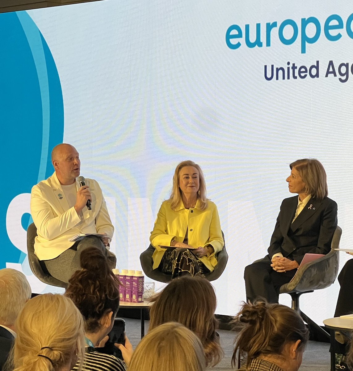 On stage – at the #EuropeanCancerSummit 🚨 in a heartfelt exchange
 
ECO President <a href="/csabadegi/">Dégi L. Csaba</a>🎙️‘5 years ago it seemed impossible to envision we would do a stocktaking session on the #BeatingCancerPlan. This is all thanks to Stella and her dedication.’
 
EU Commissioner
