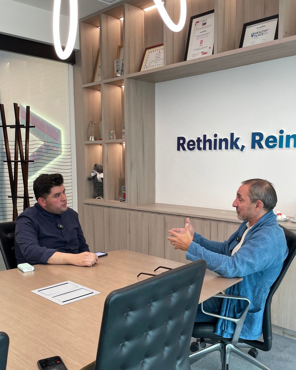 roastbrief's tweet photo. 🌟 ¡Tuvimos la exclusiva! #DavidDroga, leyenda de la publicidad, en #CDMX con @AccentureSong hablando sobre el futuro de la #InteligenciaArtificial 🤖 y su impacto en la industria y nuestras vidas. Descúbrelo 👉 https://t.co/9jAzjs6uHH #Innovación #Marketing @ddroga https://t.co/bq5ay9gONP