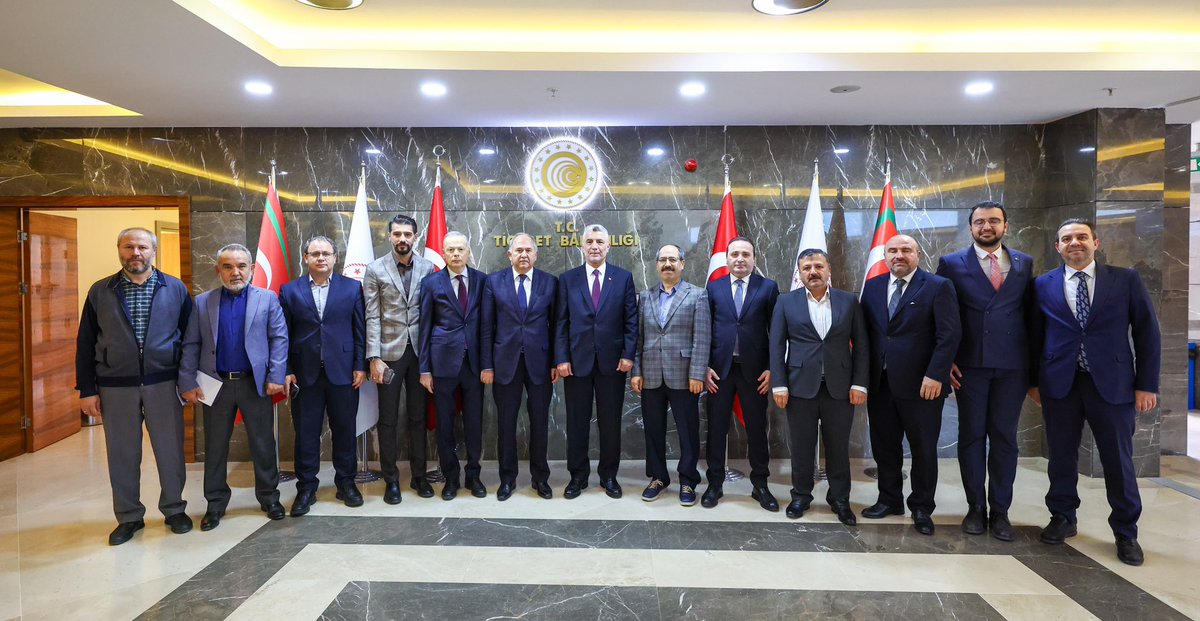 Bugün Ankara Filistin Dayanışma Platformu kurucu derneklerinin başkan ve yöneticilerini Ticaret Bakanlığımızda ağırladık. 

Türkiye, Cumhurbaşkanımız Sayın Recep Tayyip Erdoğan’ın liderliğinde her zaman Filistin’in yanında durmuş, Filistinlilerin haklı davasını her türlü