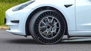 mobility__nerd's tweet image. 사이버캡의 타이어는 에어리스 타이어일 가능성이 높은 것 같다

최초 공개될 때 사이드월이 바디컬러로 페인팅되어 있는 모습이었는데 잘 이해가 가지 않는 결정이었다

스타일링 중심의 결정은 테슬라와는 다른 방향성이기 때문이다

다시 말하면 테슬라는 이유 없는 공정이나 파츠는 컨셉…