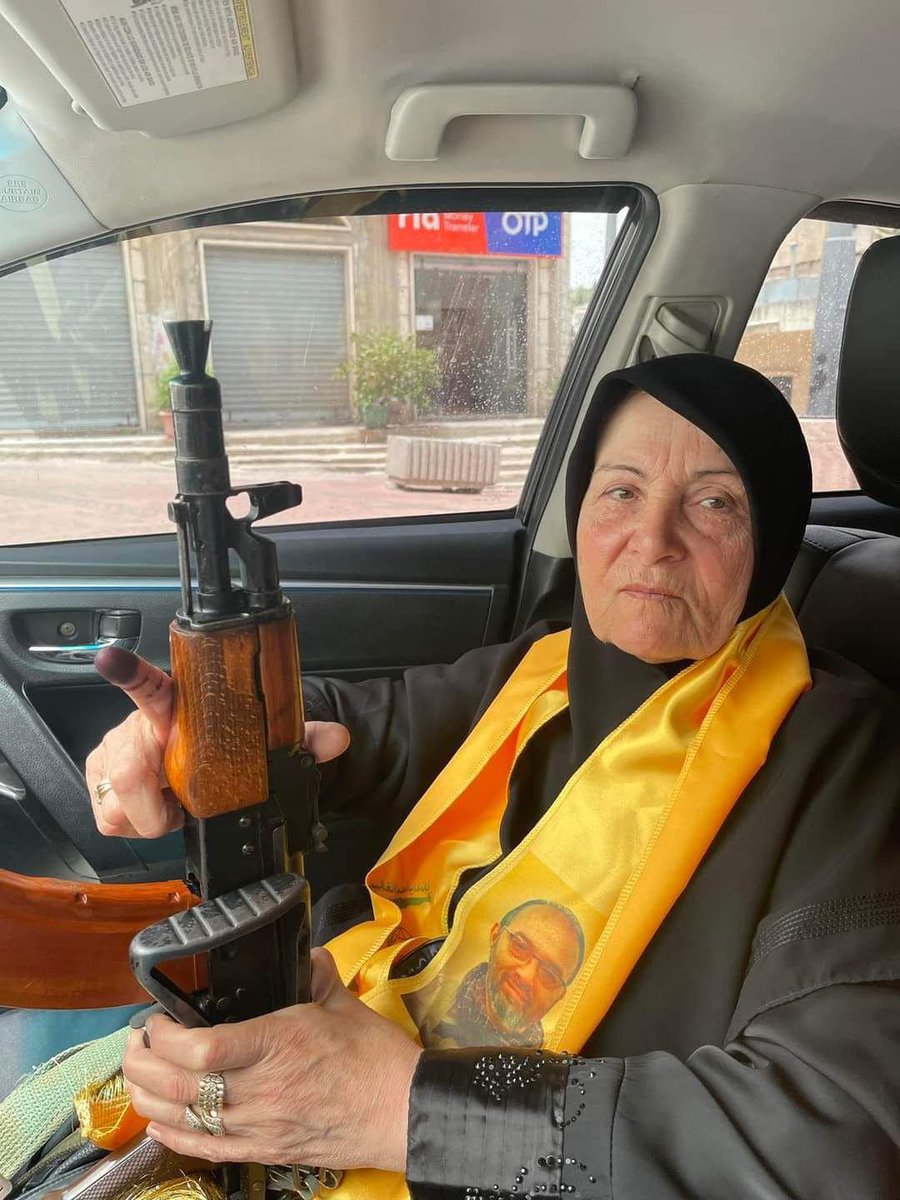 NEGEN STUKS NAAR ALLAH  🥷

Maak kennis met de familie Dadmaq. Deze vrouw (oma), heeft haar broer, twee zonen, twee kleinzonen, drie neven en een oom verloren, allemaal leden van Hezbollah in Zuid-Libanon.

▪️ 1 Broer
▪️ 2 Zonen
▪️ 2 Kleinzonen
▪️ 3 Neven
▪️ 1 Oom

Het maakt haar