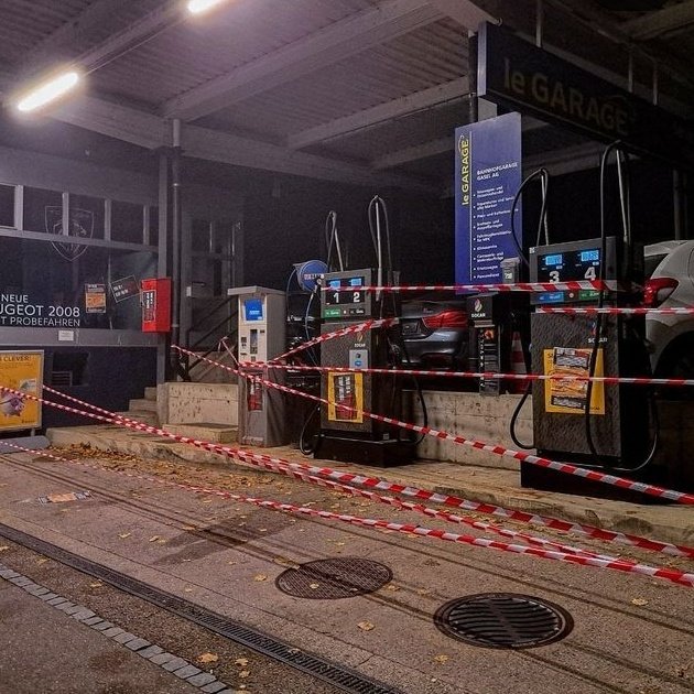 gegen_oben's tweet photo. In Bern und darum herum wurden mehrere BP und Socar Tankstellen blockiert und mit Plakaten versehen. Dies als Beitrag zu den Aktionstagen #StopFuelingGenocide gegen Socar & BP welche rund 30% des Ölvedarfs für die israelische Armee abdecken.
Mehr dazu bei @bern4palestine https://t.co/zhaAQtaFud