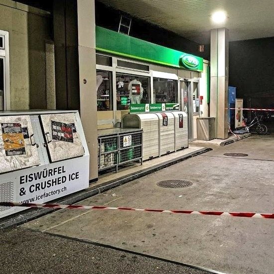 gegen_oben's tweet photo. In Bern und darum herum wurden mehrere BP und Socar Tankstellen blockiert und mit Plakaten versehen. Dies als Beitrag zu den Aktionstagen #StopFuelingGenocide gegen Socar & BP welche rund 30% des Ölvedarfs für die israelische Armee abdecken.
Mehr dazu bei @bern4palestine https://t.co/zhaAQtaFud