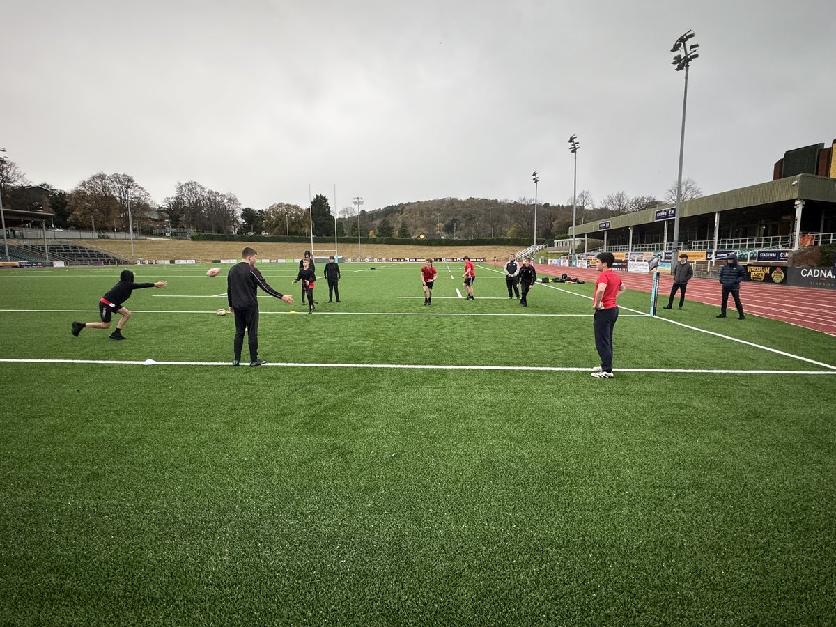 ⚫️🟡 Tackling Change 🟡⚫️

Great session at Eirias High School, Conwy with 12 people getting involved in our session for Tackling Change continue to develop the individuals and tackle change in the Conwy Community. 

@GwyntYMorCF