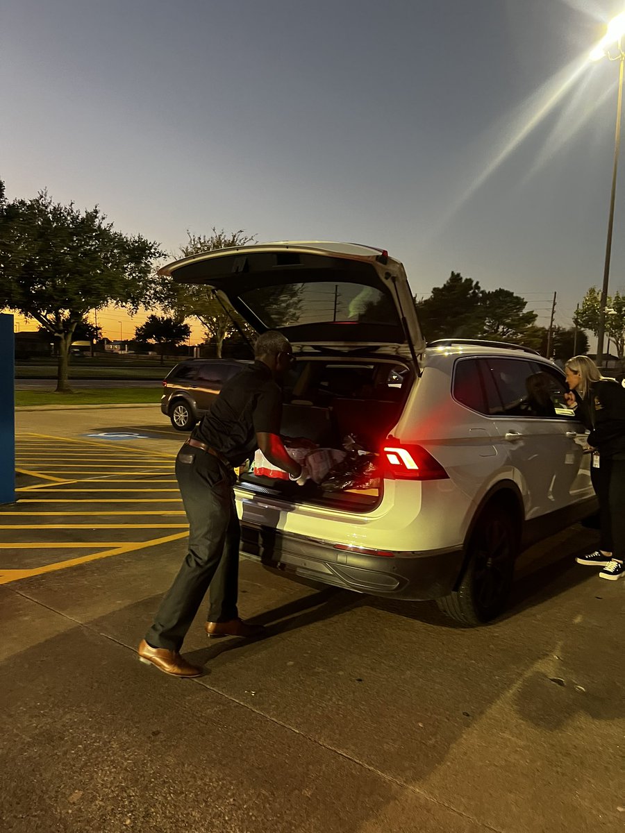 MRJH Counseling (@mrjhcounseling) on Twitter photo We had an amazing night passing out turkeys to our families for Operation Turkey! We are blessed to give back to our community with a servant heart filled with gratitude! 💜💛 #RGTB <a href="/MRJHMavs/">Morton Ranch JH</a> <a href="/drfjblack/">Fred Black</a> <a href="/emilyacraig/">Emily Craig, Ed.D.</a> We had an amazing night passing out turkeys to our families for Operation Turkey! We are blessed to give back to our community with a servant heart filled with gratitude! 💜💛 #RGTB <a href="/MRJHMavs/">Morton Ranch JH</a> <a href="/drfjblack/">Fred Black</a> <a href="/emilyacraig/">Emily Craig, Ed.D.</a>