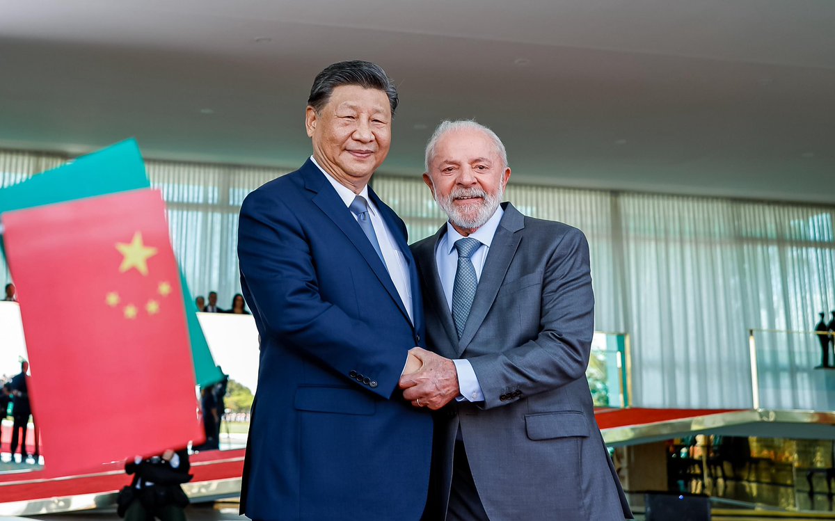 LulaOficial's tweet image. Recebendo o presidente da China, Xi Jinping, no Palácio da Alvorada. 🇧🇷🇨🇳

📸 @ricardostuckert