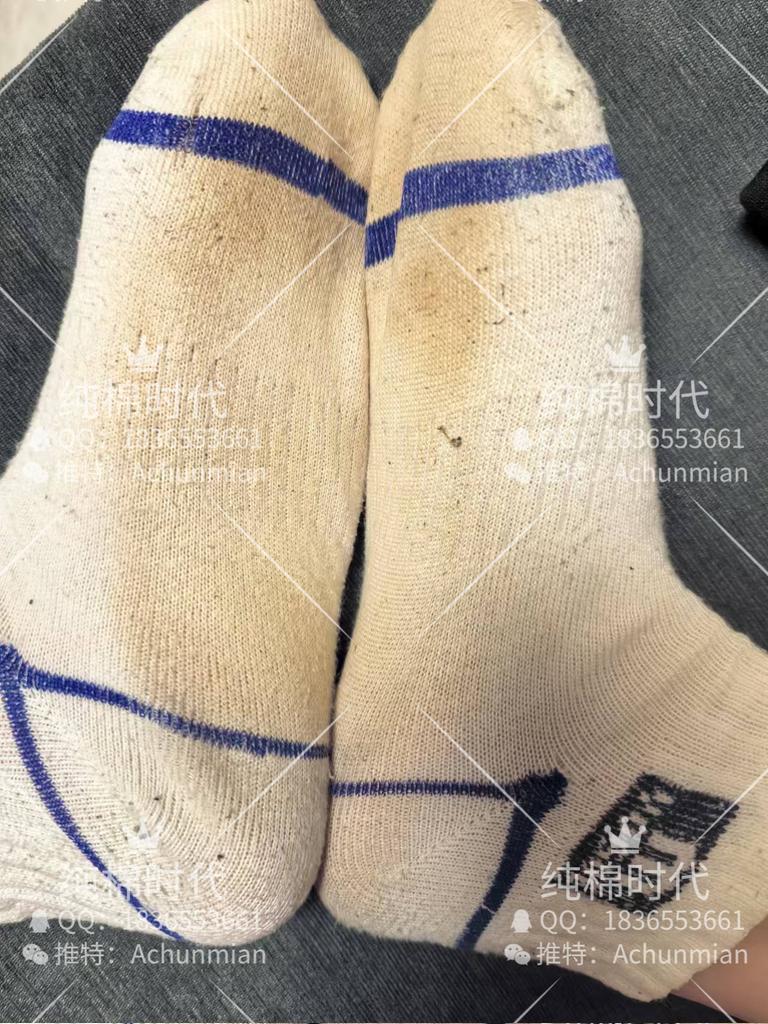 YuanWeiJiPin's tweet photo. 路路的一双渐变色的袜子
可以看出路路脚上的油脂分泌物有多少，真的是穿的发黄了，加上穿的是皮靴，注意，皮靴啊🤣
那玩意真的是不透气啊，汗水全都在脚底了，踩下去都能听到水声了，注意别在她旁边系鞋带，我怕你起不来
欢迎翻阅@Yuanweijipin @Achunmian @chunmianVIP 
就当看日记啦，虽然充满了味道 https://t.co/RTLt4Nr6wU